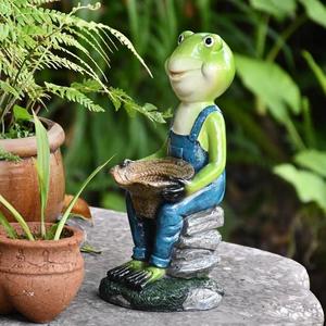 - [Gartenfiguren: Gartenfigur Frosch] Lustiger Frosch, der kurz eine