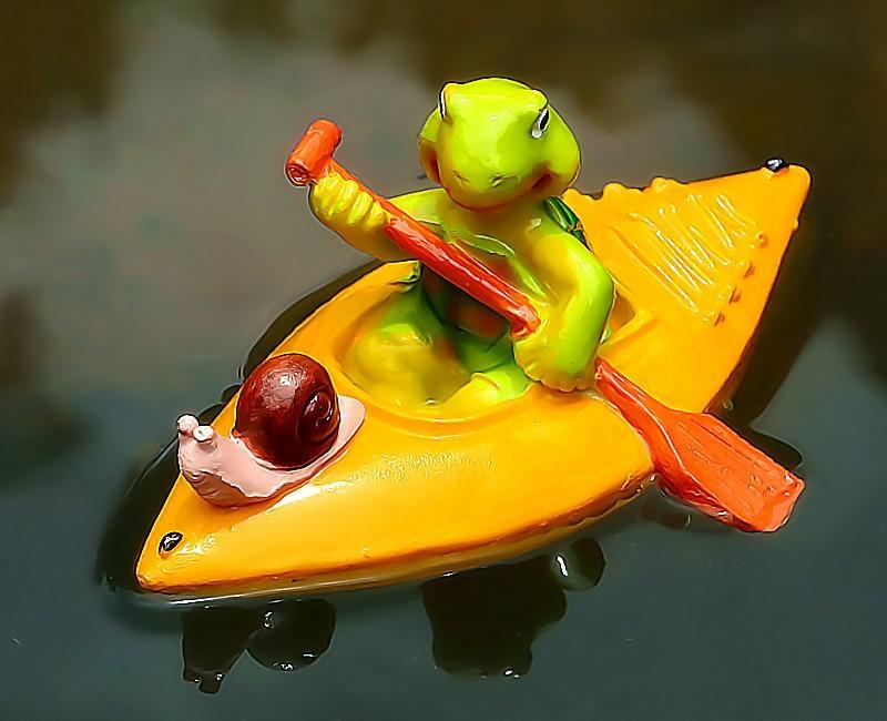 Dekorative Cartoon Schildkröte in gelben Kanu, lustig inszeniert
