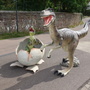 Grosse Dino Figur Velociraptor mit Dino Jungem in offenem Ei