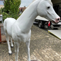 Gartenfigur Pferd lebensgross - Schimmel, verstärkt zum draufsitzen 7