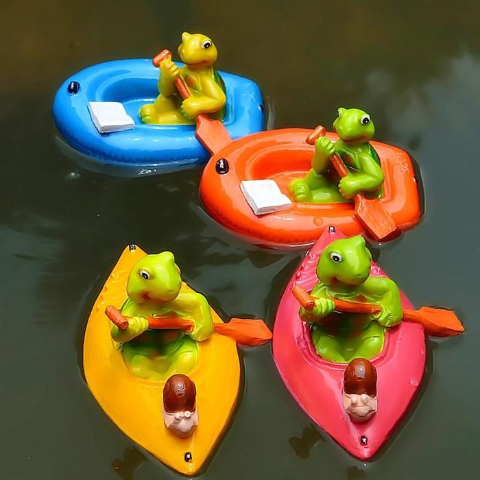 Dekorative Cartoon Schildkröte in pinkem Kanu, lustig inszeniert