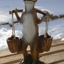 Gartenfigur Deko Erdmännchen trägt 2 Wassereimer, 60 cm hoch