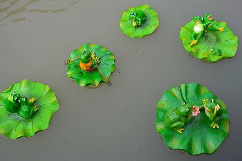 Lustige Frösche küssen auf einer Seerose. Schwimmfähig. Gartenfigur als