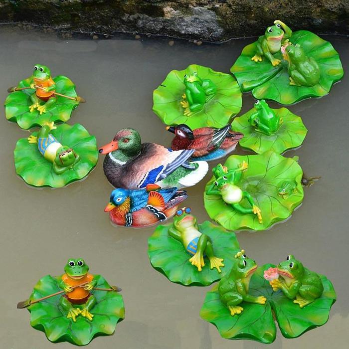 Lustige Frösche küssen auf einer Seerose. Schwimmfähig. Gartenfigur als