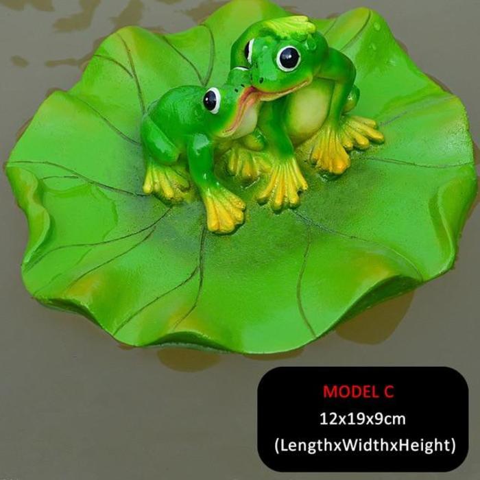 Lustige Frösche küssen auf einer Seerose. Schwimmfähig. Gartenfigur als