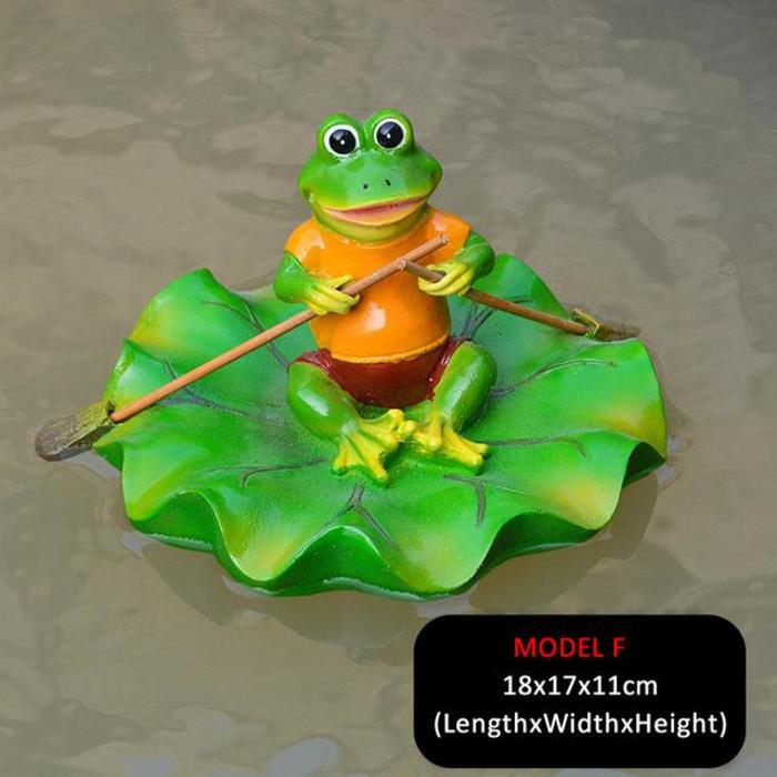 Lustiger Frosch paddelt mit einer Seerose davon. Schwimmfähig