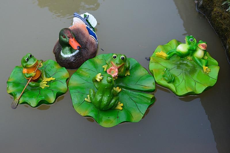 2 lustige Frösche auf einer Seerose am Entspannen. Schwimmfähig