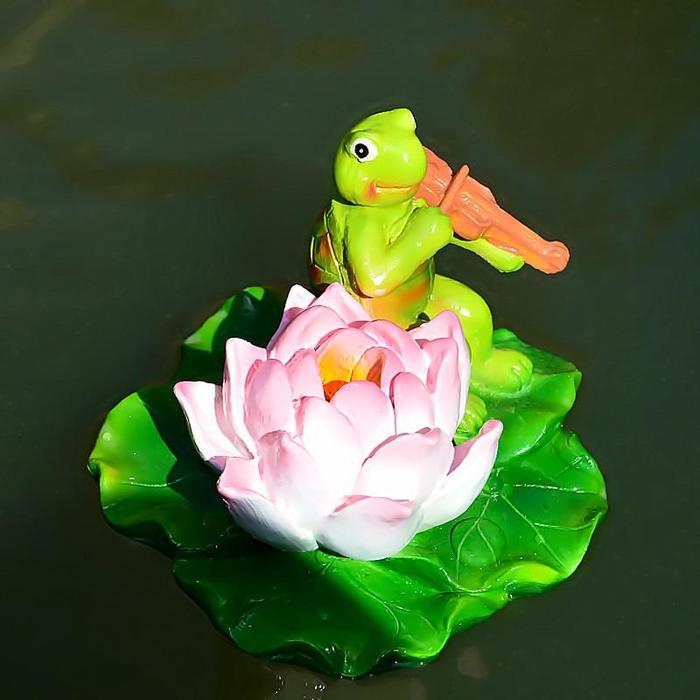 Dekorative Cartoon Schildkröte, die auf einer Seerose Geige spielt