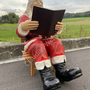 Weihnachtsdeko Outdoor - Deko Weihnachtsmann lebensgross gross für Aussen auf Stuhl mit Buch