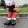 Weihnachtsdeko Outdoor - Deko Weihnachtsmann gross für Aussen auf Stuhl lebensgross
