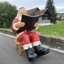 Weihnachtsdeko Outdoor - Deko Weihnachtsmann lebensgross für Draussen auf Stuhl mit Buch