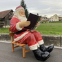 Weihnachtsdeko Outdoor - Deko Weihnachtsmann lebensgross für Draussen auf Stuhl mit Buch