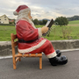 Weihnachtsdeko Outdoor - Deko Weihnachtsmann lebensgross für Aussen auf Stuhl mit Buch