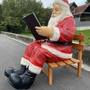 Weihnachtsdeko Outdoor - Deko Weihnachtsmann lebensgross für Draussen auf Stuhl mit Buch