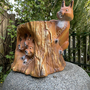 Kleine Eichhörnchenfiguren Deko, Familie im Holzstamm, 36 cm hoch