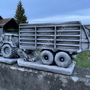 Pflanzkübel Beton XXL,Traktor+Anhänger auf Standplatte,1m lang 3