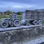 Pflanzkübel Beton XXL,Traktor+Anhänger auf Standplatte,1m lang 2