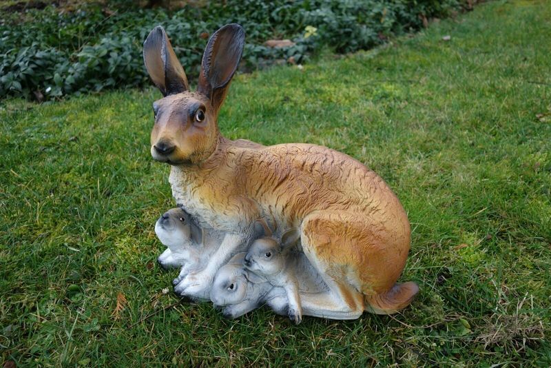 Osterhasen Deko für draussen, Häsin mit 3 Jungen, 33 cm hoch