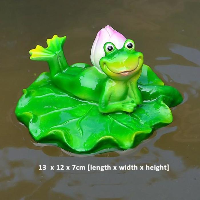 Lustiger Frosch beim Sonnenbad auf einer Seerose. Schwimmfähig