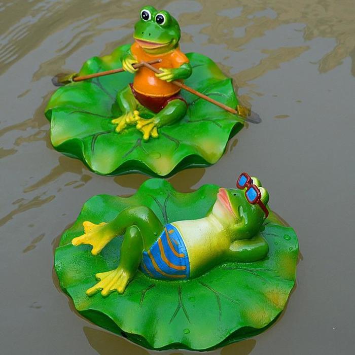 Lustiger Frosch Mit Blauer Badehose Sonnt Sich Auf Einer Seerose lustiger-frosch-mit-blauer-badehose-sonnt-sich-auf-einer-seerose