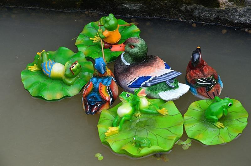 Lustige kleiner Frosch auf einer Seerose. Schwimmfähig. Gartenfigur als