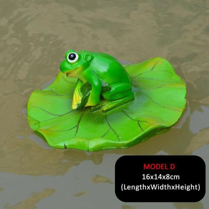 Lustige kleiner Frosch auf einer Seerose. Schwimmfähig. Gartenfigur als