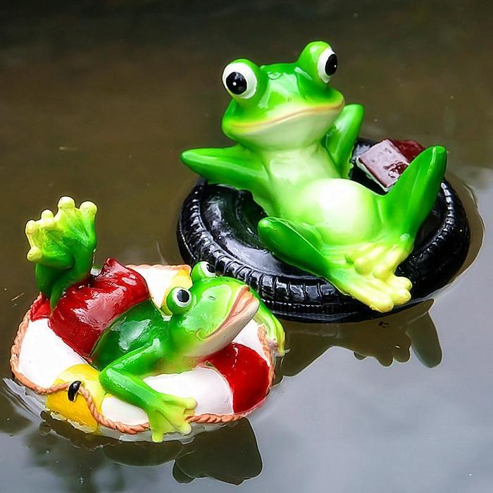 Lustiger Frosch mit roter Badehose auf einem Schwimmreifen